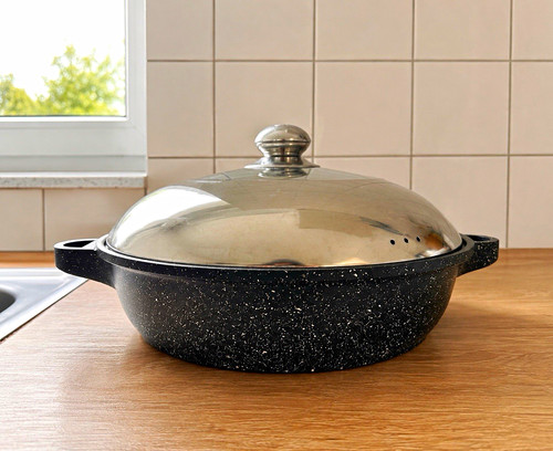 Großer bräter kochtopf mit - bräter, /
